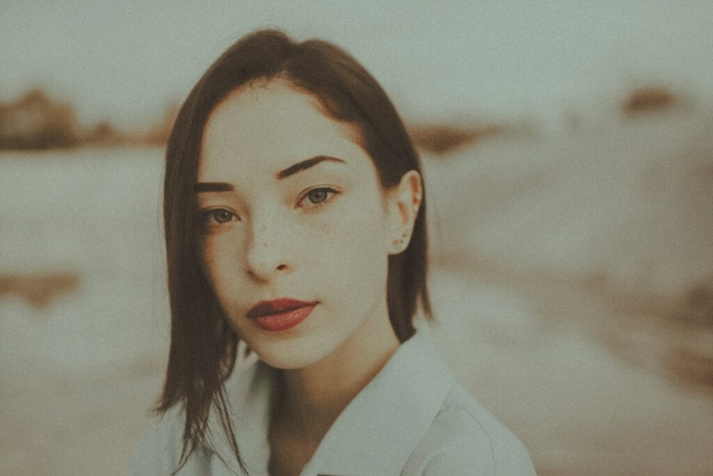 Portret mlade žene tamne kose u prigu&scaron;enom svjetlu