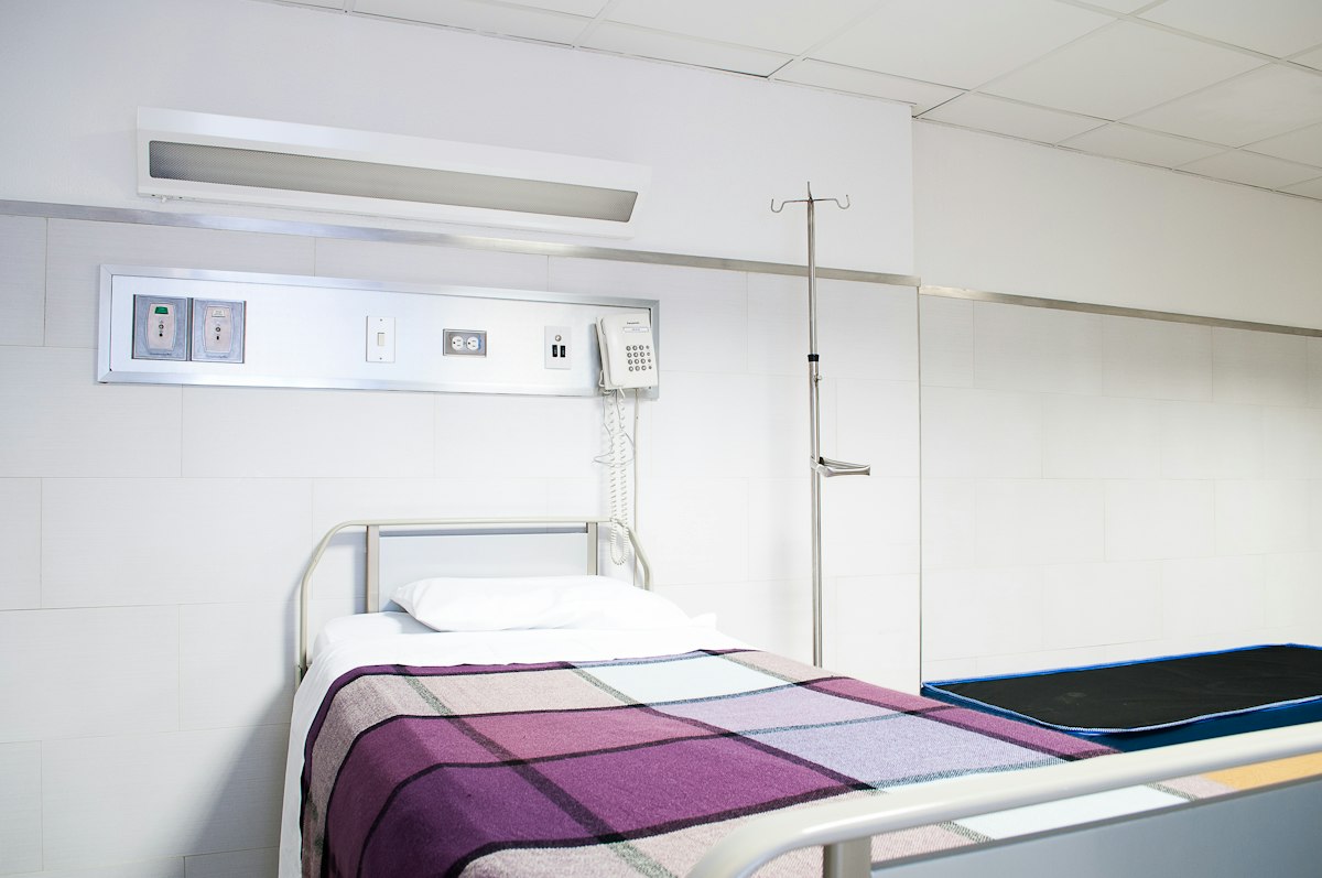 Prazan bolnički krevet u svijetloj sobi za oporavak