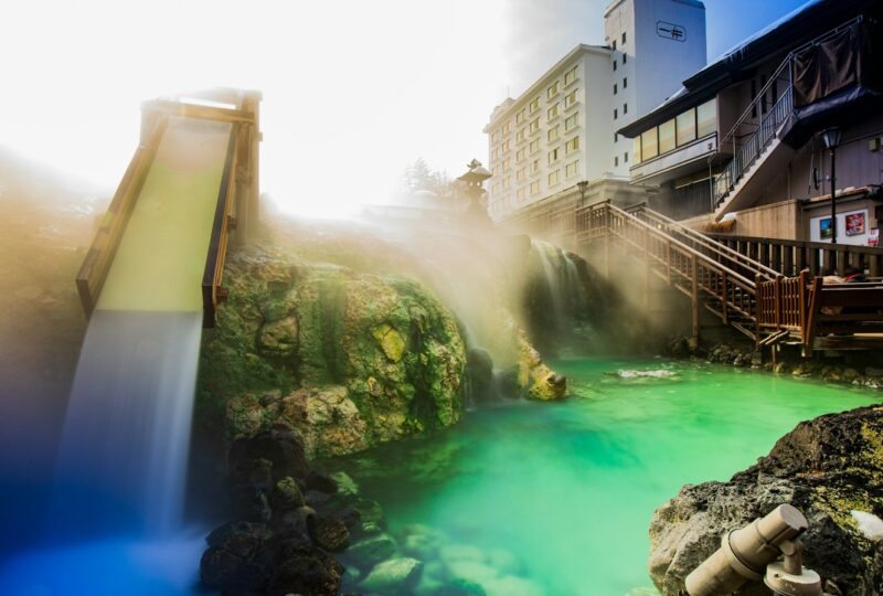 Jubatake u Kusacuu, tirkizna termalna voda i para &mdash; japanski onsen