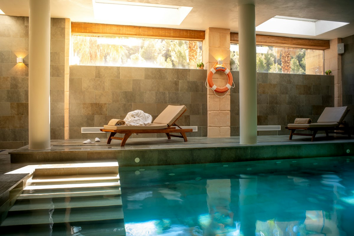 Unutrašnji bazen sa ležaljkama u wellness centru