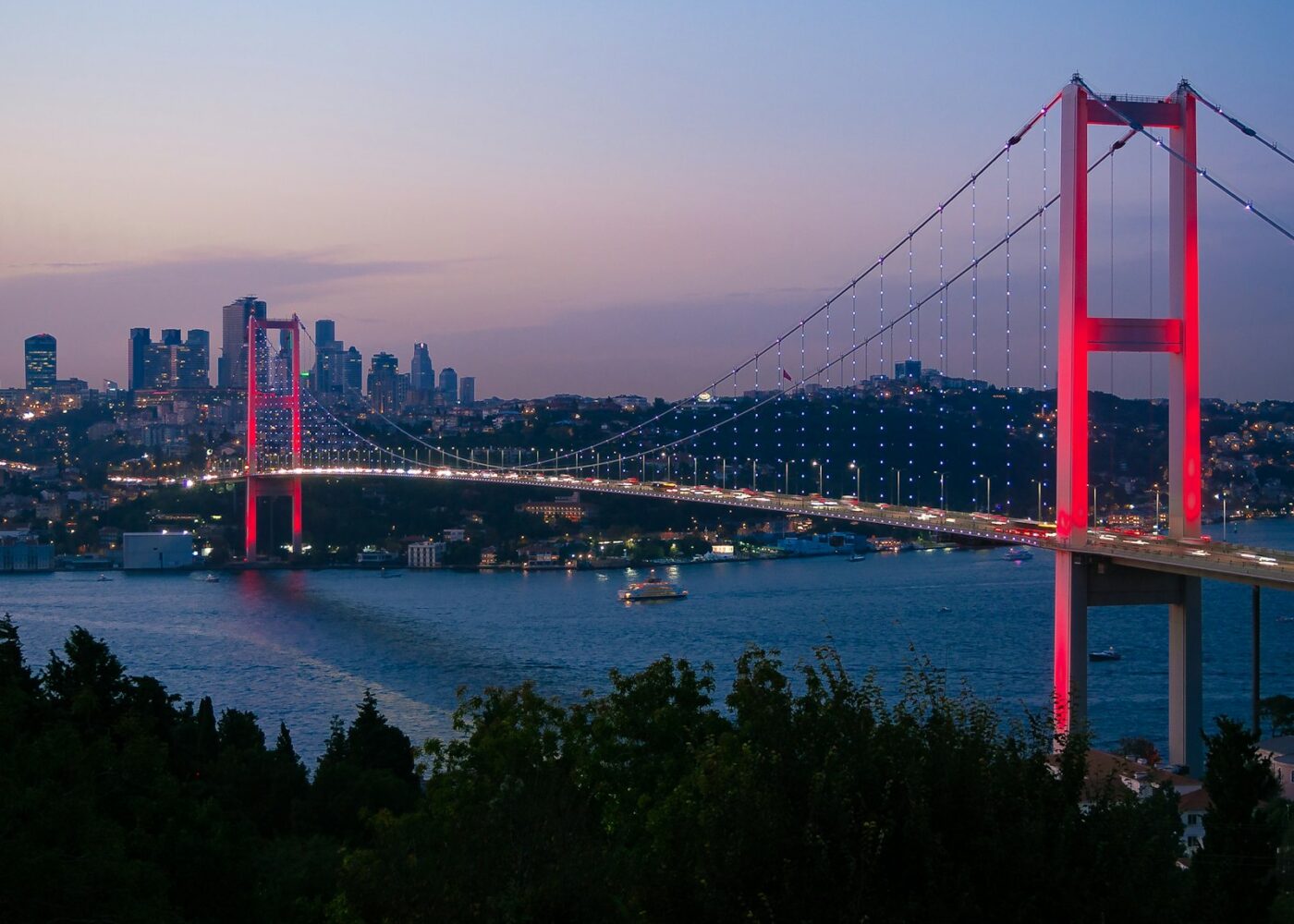 Most na Bosforu i Istanbul u sumrak — zdravstveni turizam Turska