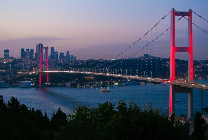 Most na Bosforu i Istanbul u sumrak &mdash; zdravstveni turizam Turska